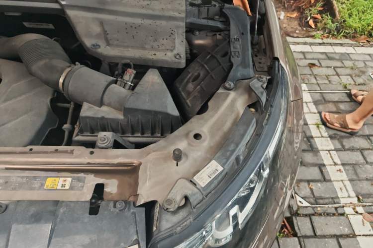 Used Land Rover Discovery Sport 2017 2.0T HSE Engine Bay Left