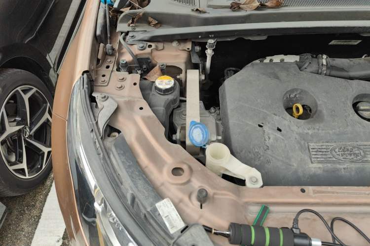 Used Land Rover Discovery Sport 2017 2.0T SE Engine Bay Right