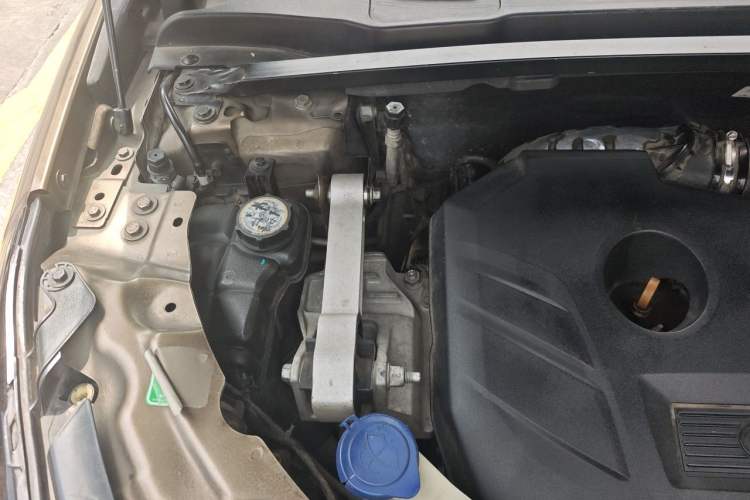Used Land Rover Discovery Sport 2017 2.0T SE Engine Bay Right