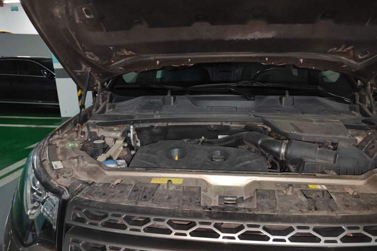 Used Land Rover Discovery Sport 2017 2.0T SE Engine Bay Right