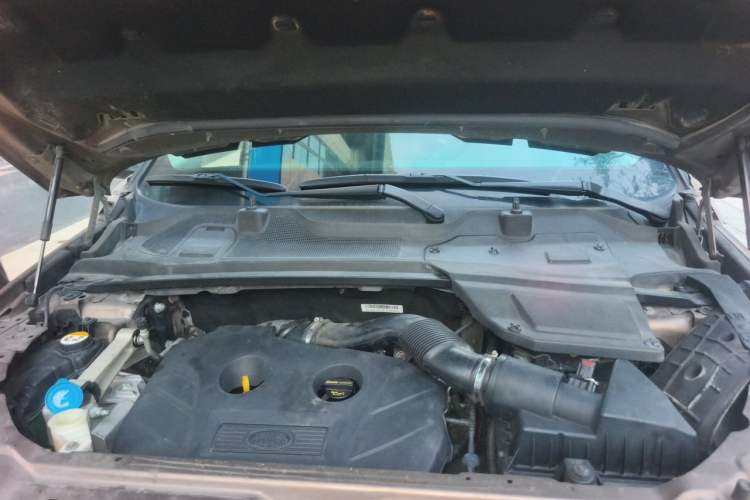 Used Land Rover Discovery Sport 2017 2.0T HSE Engine Bay