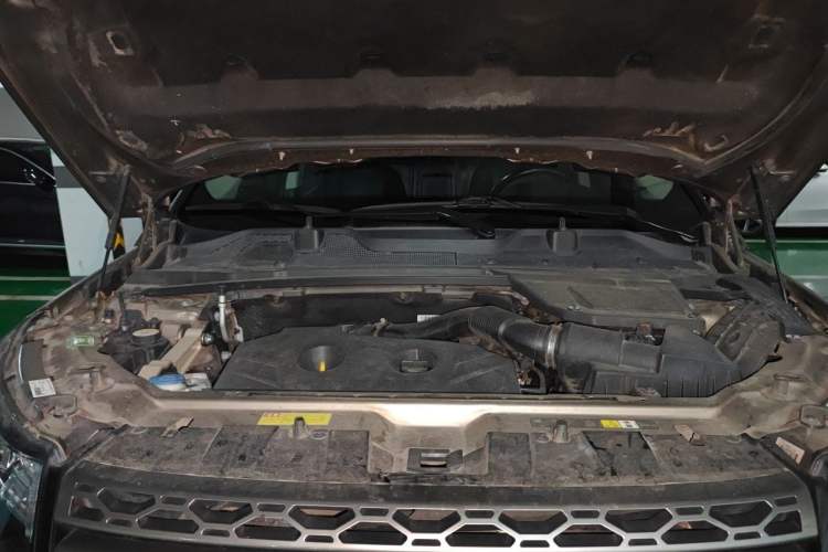Used Land Rover Discovery Sport 2017 2.0T SE Engine Bay