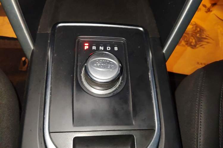 Used Land Rover Discovery Sport 2017 2.0T SE Gear Lever
