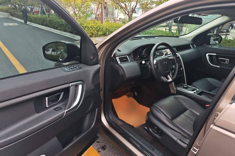 Used Land Rover Discovery Sport 2017 2.0T SE Interior 3