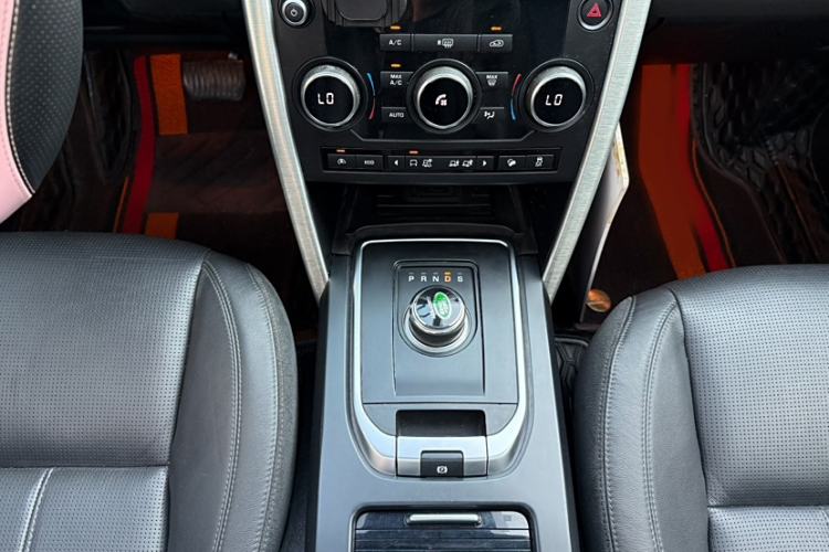 Used Land Rover Discovery Sport 2017 2.0T SE Interior 4