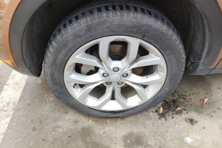 Used Land Rover Discovery Sport 2017 2.0T HSE Left Front Wheel Hub