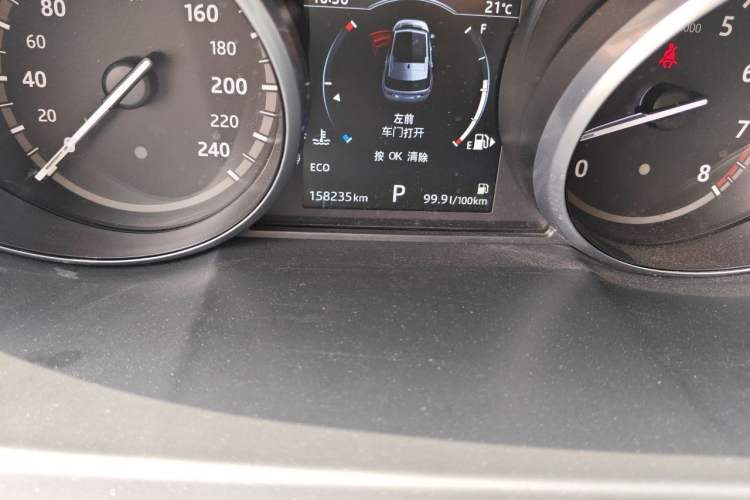 Used Land Rover Discovery Sport 2017 2.0T HSE Odometer Close Up