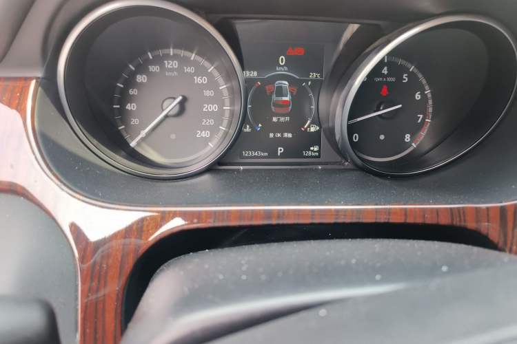 Used Land Rover Discovery Sport 2017 2.0T Cool Black Limited Edition Odometer Close Up