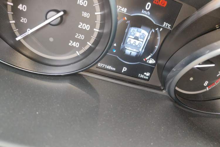 Used Land Rover Discovery Sport 2017 2.0T SE Odometer Close Up