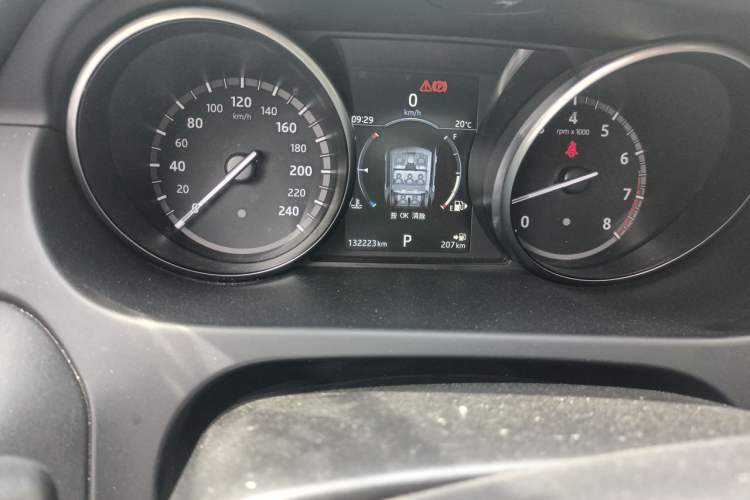 Used Land Rover Discovery Sport 2017 2.0T HSE Odometer Close Up