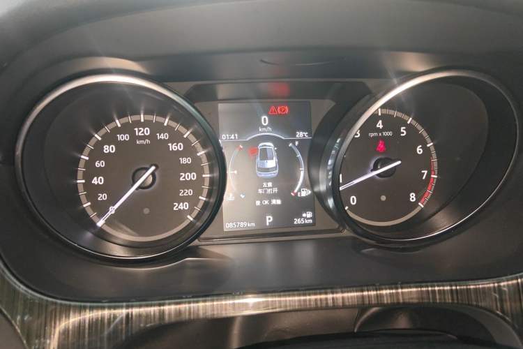 Used Land Rover Discovery Sport 2017 2.0T HSE Odometer Close Up