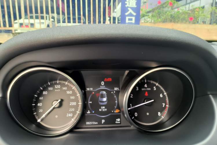 Used Land Rover Discovery Sport 2017 2.0T SE Odometer Close Up