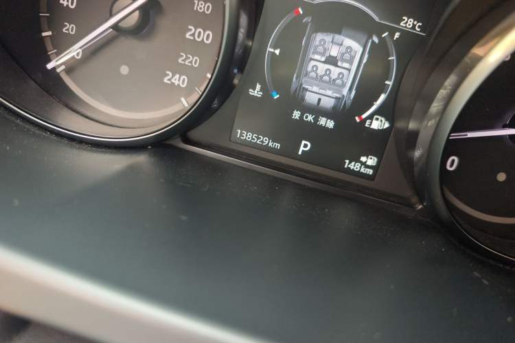 Used Land Rover Discovery Sport 2017 2.0T SE Odometer Close Up
