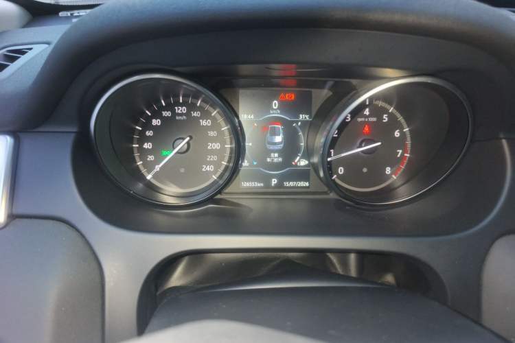 Used Land Rover Discovery Sport 2017 2.0T HSE Odometer Close Up