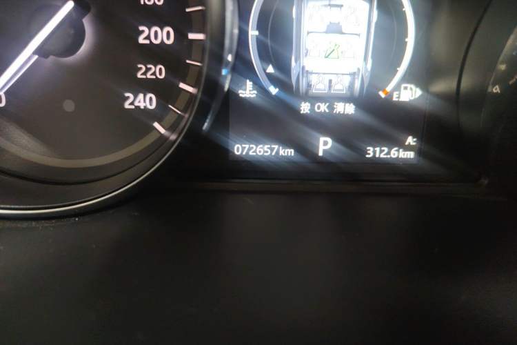 Used Land Rover Discovery Sport 2017 2.0T HSE Odometer Close Up