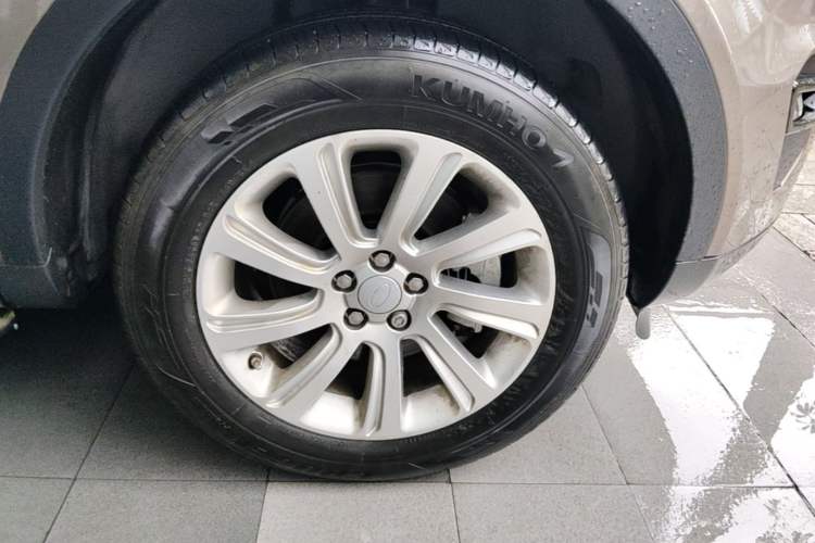 Used Land Rover Discovery Sport 2017 2.0T PURE Right Front Wheel Hub