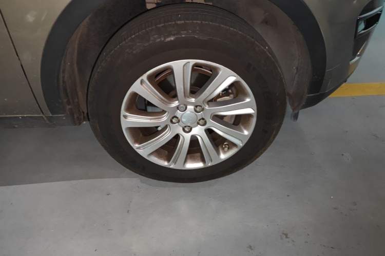 Used Land Rover Discovery Sport 2017 2.0T SE Right Front Wheel Hub