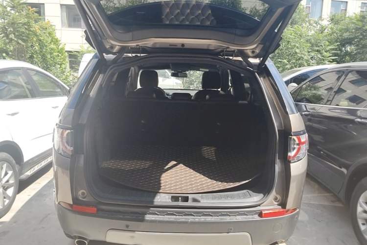 Used Land Rover Discovery Sport 2017 2.0T Cool Black Limited Edition Trunk