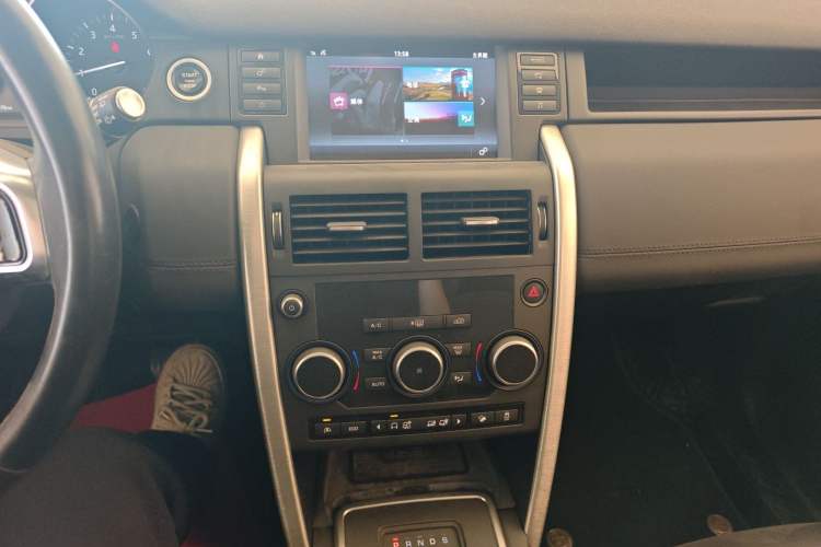 Used Land Rover Discovery Sport 2017 2.0T SE Audio And AC Panel