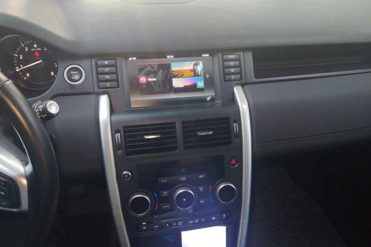 Used Land Rover Discovery Sport 2017 2.0T SE Audio And AC Panel