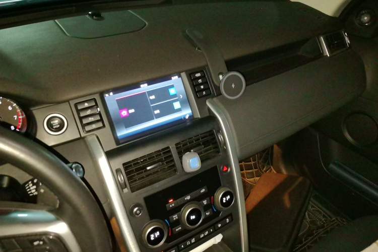 Used Land Rover Discovery Sport 2017 2.0T SE Audio And AC Panel