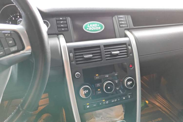 Used Land Rover Discovery Sport 2017 2.0T SE Audio And AC Panel