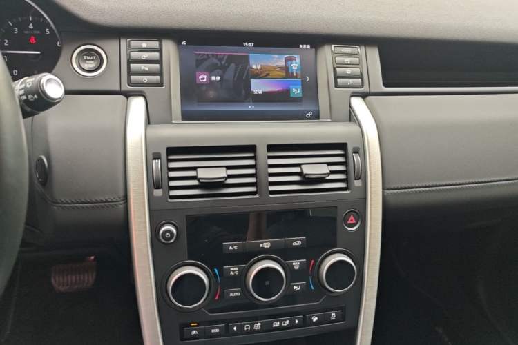 Used Land Rover Discovery Sport 2017 2.0T SE Audio And AC Panel