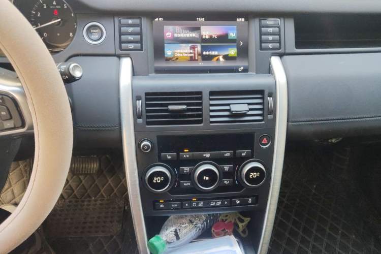 Used Land Rover Discovery Sport 2017 2.0T HSE Audio And AC Panel