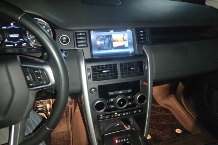 Used Land Rover Discovery Sport 2017 2.0T SE Audio And AC Panel