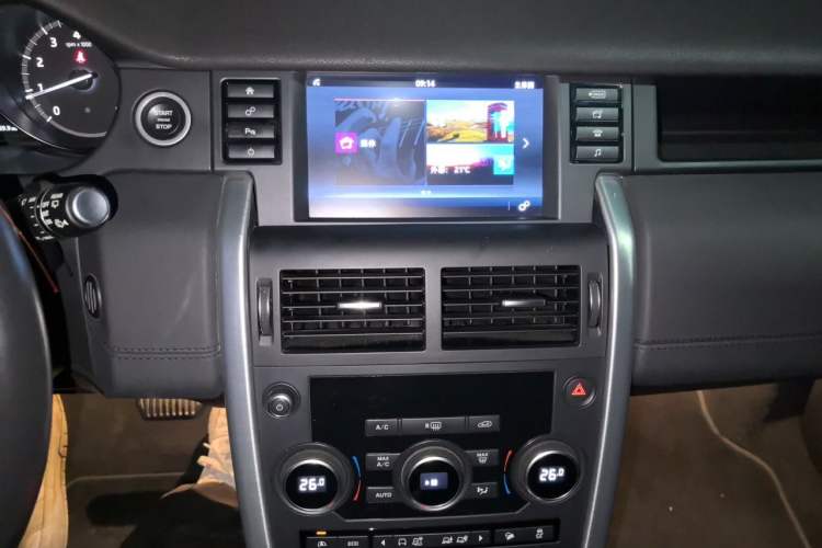 Used Land Rover Discovery Sport 2017 2.0T SE Audio And AC Panel