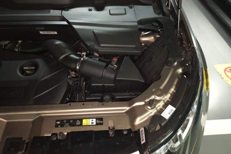 Used Land Rover Discovery Sport 2017 2.0T HSE Engine Bay Left