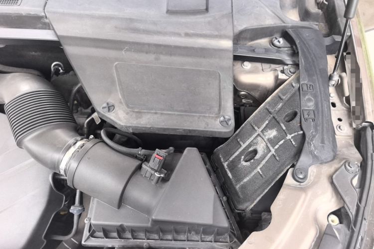 Used Land Rover Discovery Sport 2017 2.0T Cool Black Limited Edition Engine Bay Left