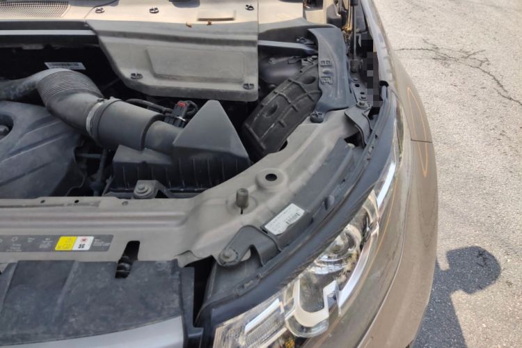 Used Land Rover Discovery Sport 2017 2.0T SE Engine Bay Left