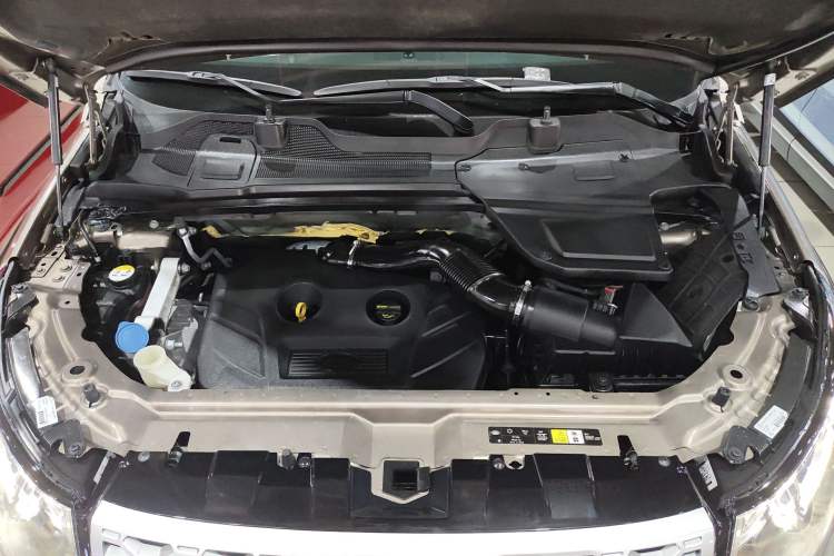 Used Land Rover Discovery Sport 2017 2.0T HSE Engine Bay