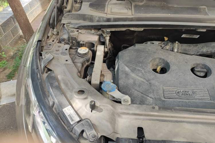 Used Land Rover Discovery Sport 2017 2.0T SE Engine Bay Right