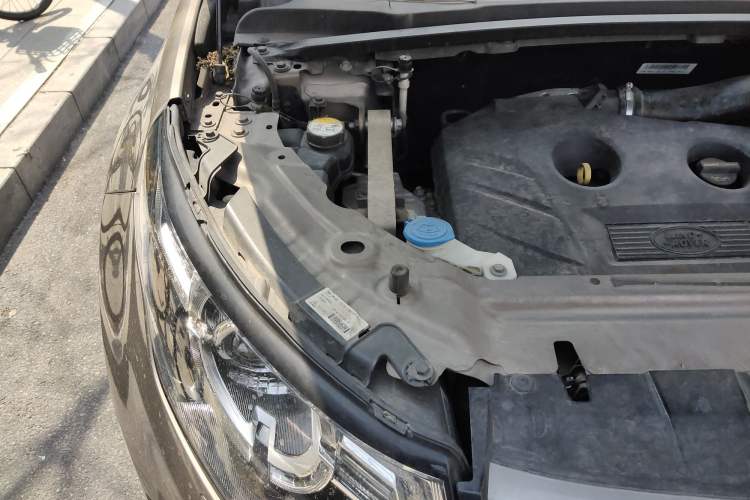 Used Land Rover Discovery Sport 2017 2.0T SE Engine Bay Right
