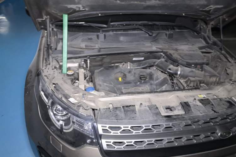 Used Land Rover Discovery Sport 2017 2.0T SE Engine Bay Right