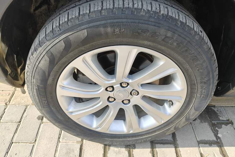 Used Land Rover Discovery Sport 2017 2.0T SE Exterior 6