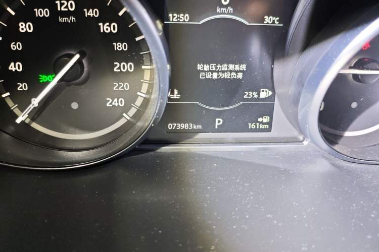 Used Land Rover Discovery Sport 2017 2.0T HSE Odometer Close Up