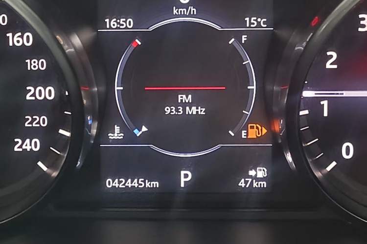 Used Land Rover Discovery Sport 2017 2.0T HSE Odometer Close Up