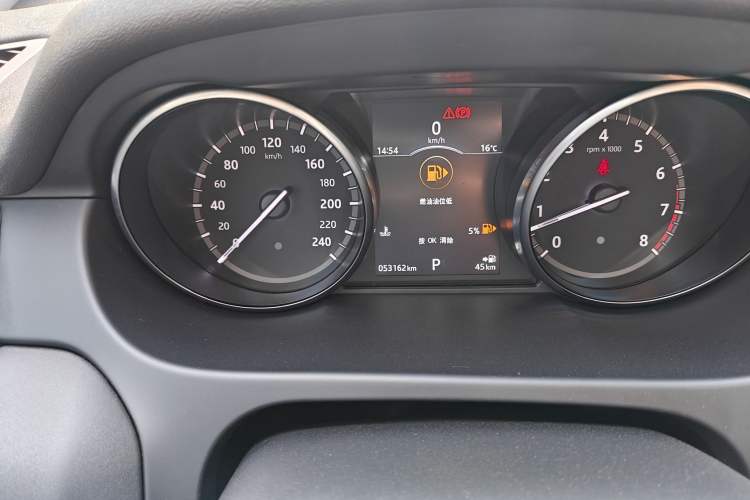 Used Land Rover Discovery Sport 2017 2.0T SE Odometer Close Up