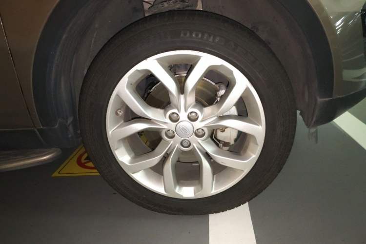 Used Land Rover Discovery Sport 2017 2.0T HSE Right Front Wheel Hub