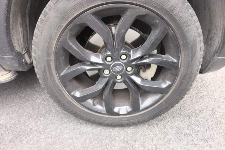 Used Land Rover Discovery Sport 2017 2.0T Cool Black Limited Edition Right Front Wheel Hub