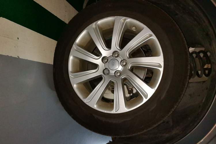 Used Land Rover Discovery Sport 2017 2.0T SE Right Front Wheel Hub