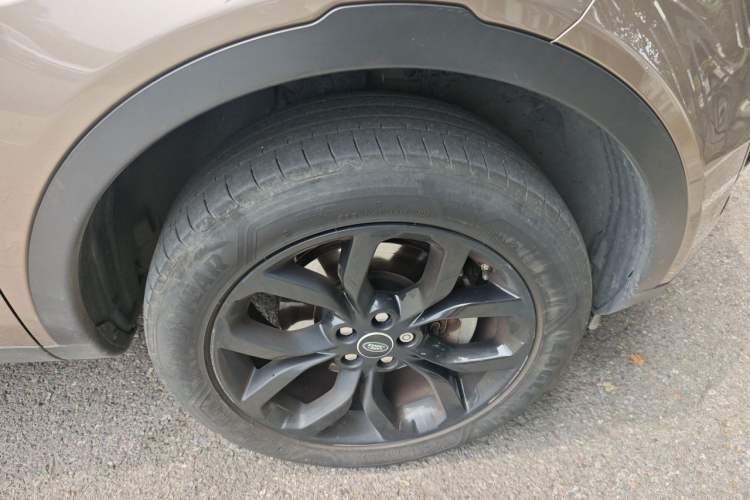 Used Land Rover Discovery Sport 2017 2.0T Cool Black Limited Edition Right Front Wheel Hub
