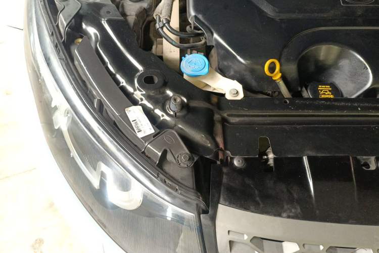 Used Land Rover Discovery Sport 2017 2.0T PURE Engine Bay Right