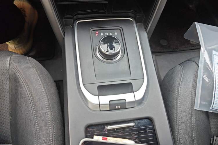 Used Land Rover Discovery Sport 2017 2.0T Cool Black Limited Edition Gear Lever