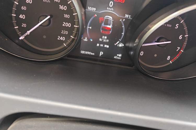 Used Land Rover Discovery Sport 2017 2.0T Cool Black Limited Edition Odometer Close Up