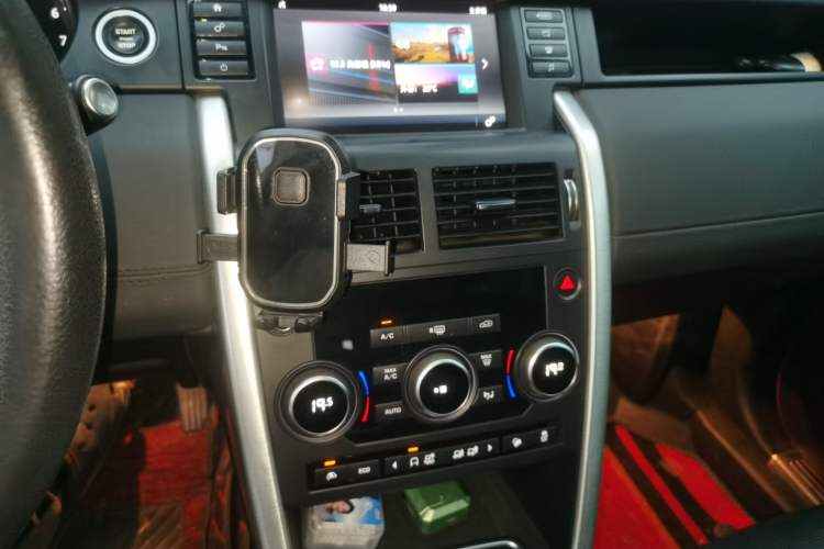 Used Land Rover Discovery Sport 2017 2.0T SE Audio And AC Panel
