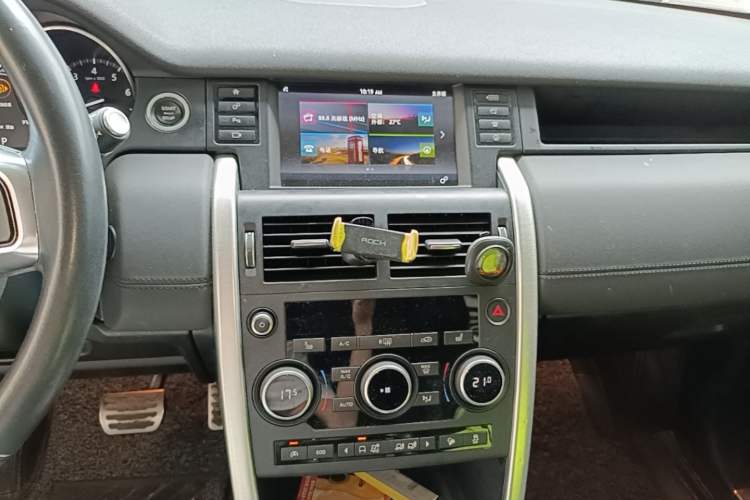 Used Land Rover Discovery Sport 2017 2.0T HSE Audio And AC Panel